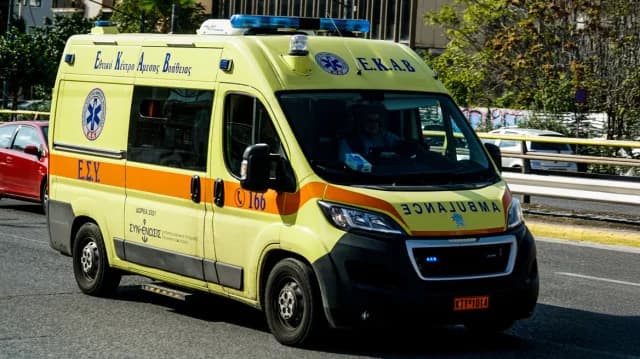 Τροχαίο ατύχημα έξω από τη Βουλή: Ένας οδηγός σε σοβαρή κατάσταση