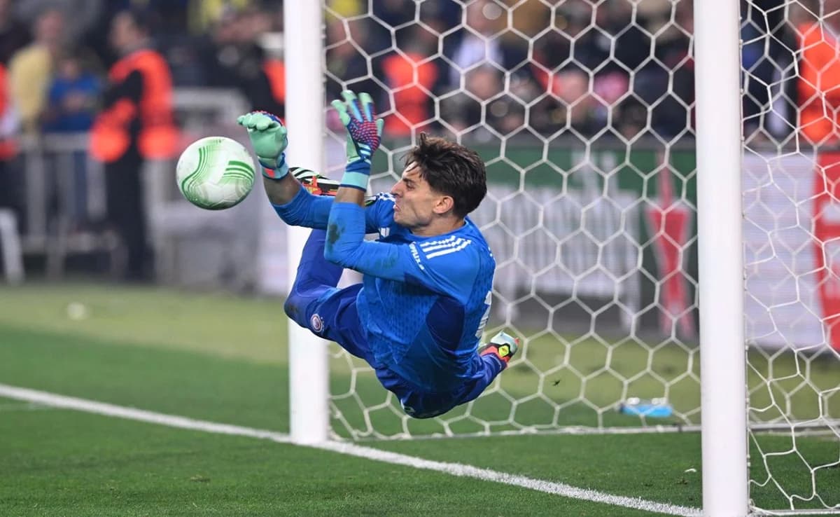 Nápoles se une a la carrera por Tzolakis