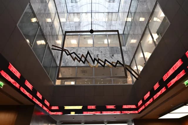 בורסה: ירידה של 2.4% עקב המזרח התיכון, צלילה בבנקים