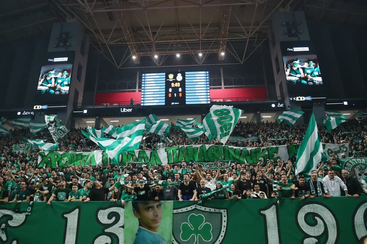 Celebraciones eufóricas en el Telekom Center por el gol del Panathinaikos