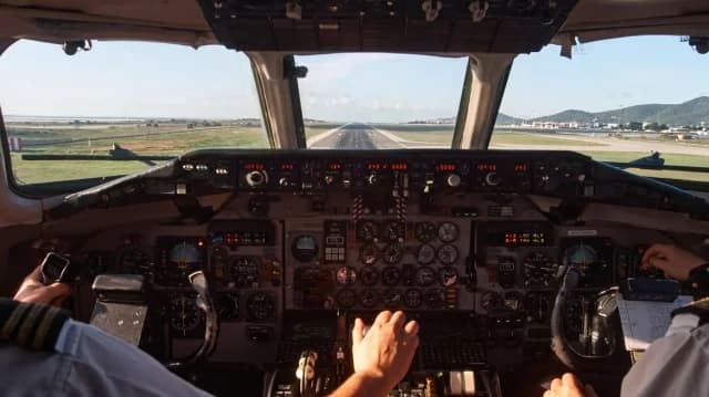 טייס בריטיש איירווייז נעצר בחשד שהקליט ושיתף בסתר מפגשים מיניים