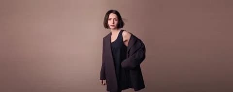 Lily Collins: Video von Dreharbeiten in Athen veröffentlicht