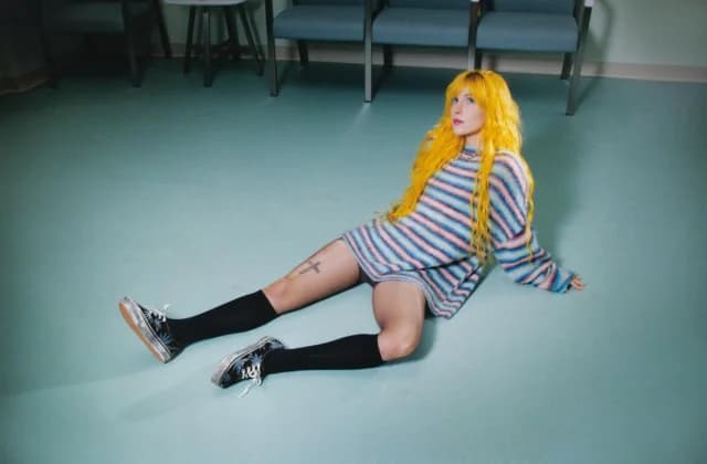 ואנס משתפת פעולה עם SZA, טראוויס בארקר והיילי וויליאמס