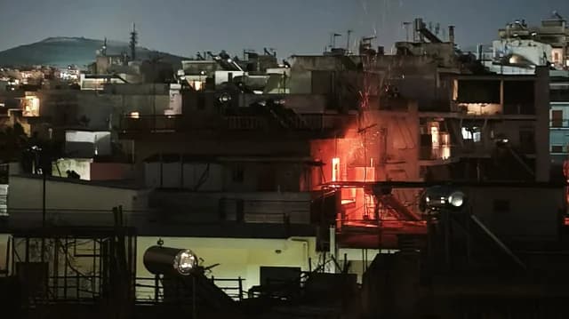 Incendio en el ático de un edificio de apartamentos en Nea Chalkidona