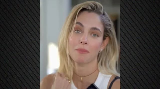 Doukissa Nomikou antwortet auf Online-Suchanfragen zu ihrem Alter