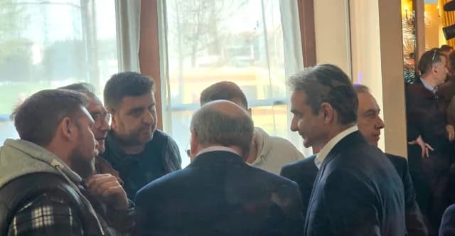 Mitsotakis Meets Farmers in Larissa Before ND Pre-Conference
