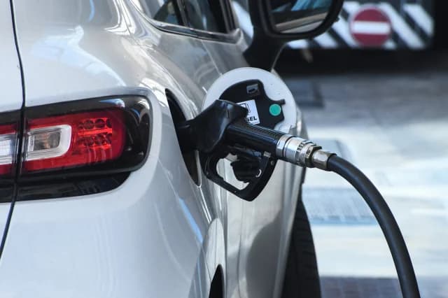 Los propietarios de gasolineras anuncian protestas por el tope de ganancias