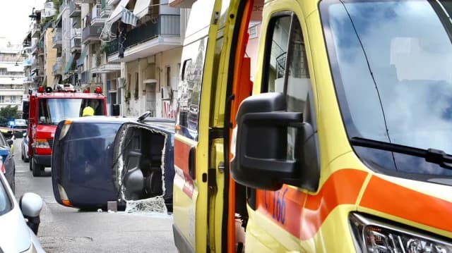 Απεγκλωβίστηκε ηλικιωμένος μετά από τροχαίο στην Κυψέλη