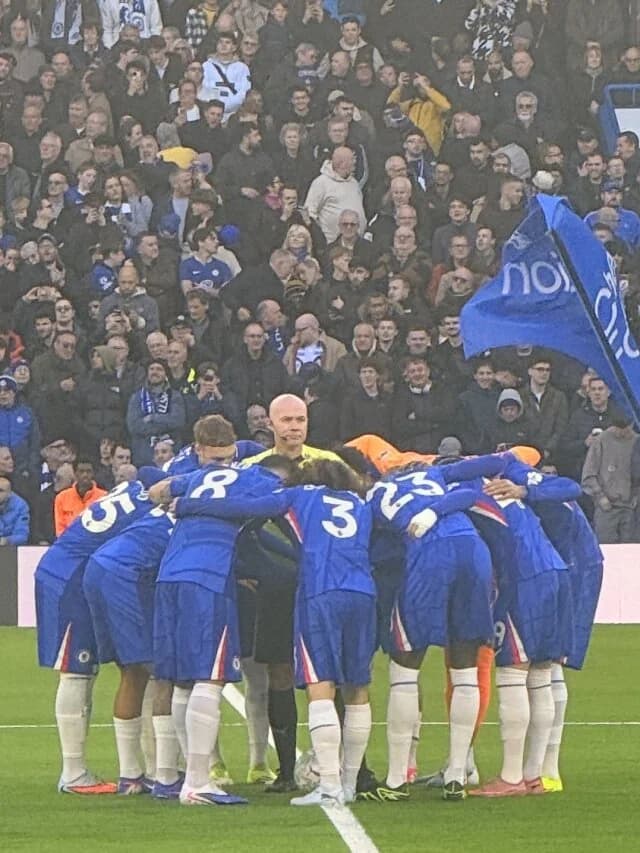 Περίεργο περιστατικό στην Premier League: Οι παίκτες της Τσέλσι «περικύκλωσαν» τον διαιτητή πριν τη σέντρα!