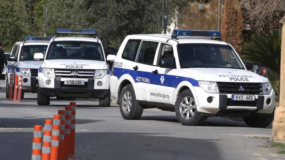 Λακατάμια: Άγρια Επίθεση σε Αστυνομικό – Εμπρησμός Οχημάτων