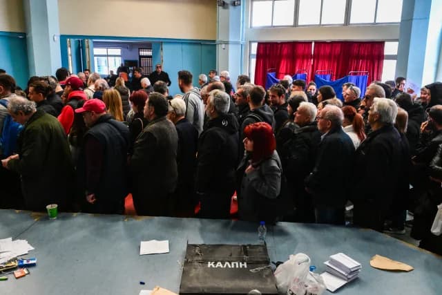 Über 150.000 Mitglieder wählen PASOK-Delegierte