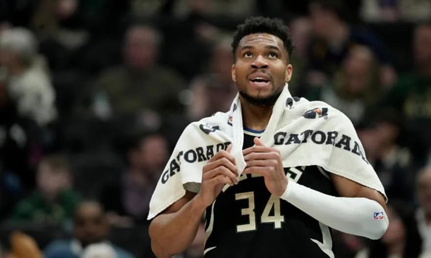 Bucks vencen a Pacers pero preocupan por la lesión de Giannis