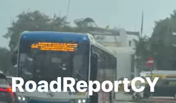 Autobús se sube a una isla de tráfico en Nicosia: Caos de tráfico