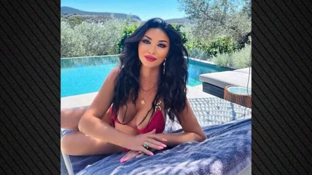 Η Πόπη Μαλλιωτάκη ποζάρει με μπικίνι στην πισίνα