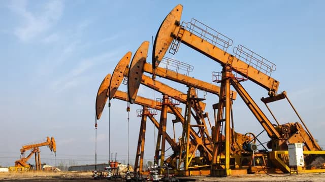 Reuters: Producción de petróleo de EAU cae más del 50%