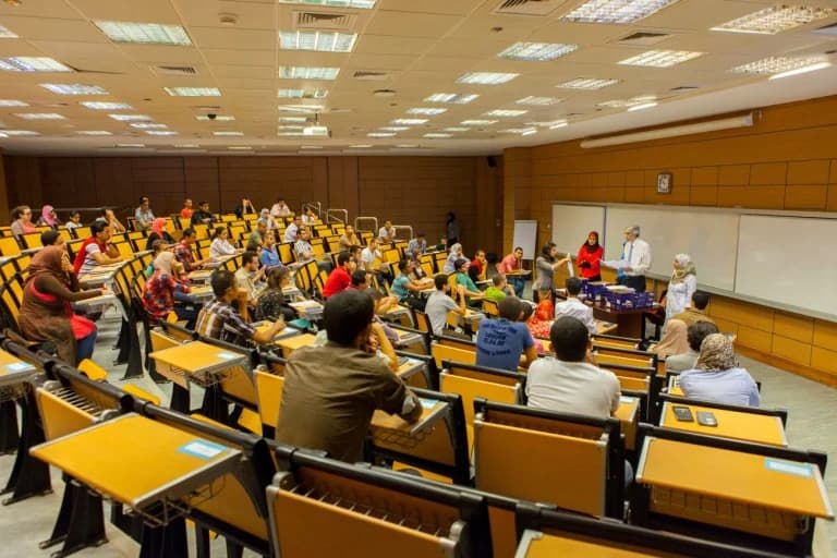 Πανεπιστήμια: Κίνδυνος αντιγραφής με AI και αλλαγές στην αξιολόγηση