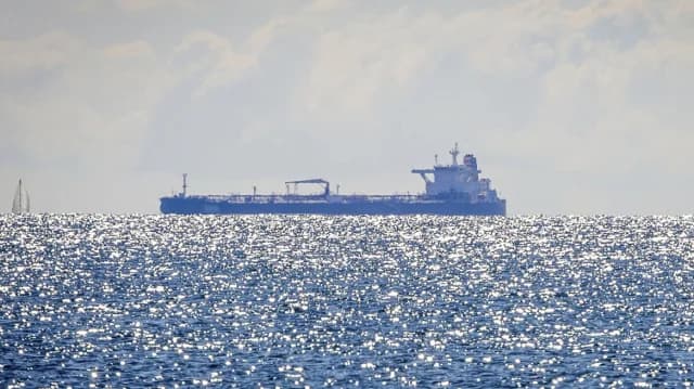 Arabia Saudita ofrece ruta del Mar Rojo para exportaciones de petróleo