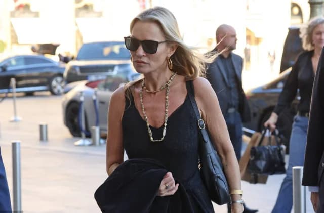 凯特·莫斯 (Kate Moss) 将超长款薄纱连衣裙与芭蕾平底鞋搭配