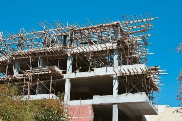 Unsicherheit bei Baugenehmigungen und Verlangsamung auf dem Wohnungsmarkt