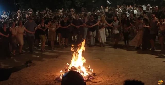 Εορτασμός του Κλήδονα με φωτιές και χορούς στην Αθήνα