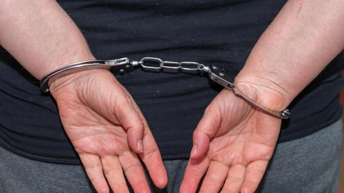 Detenido un policía por atacar a operador de cámara móvil