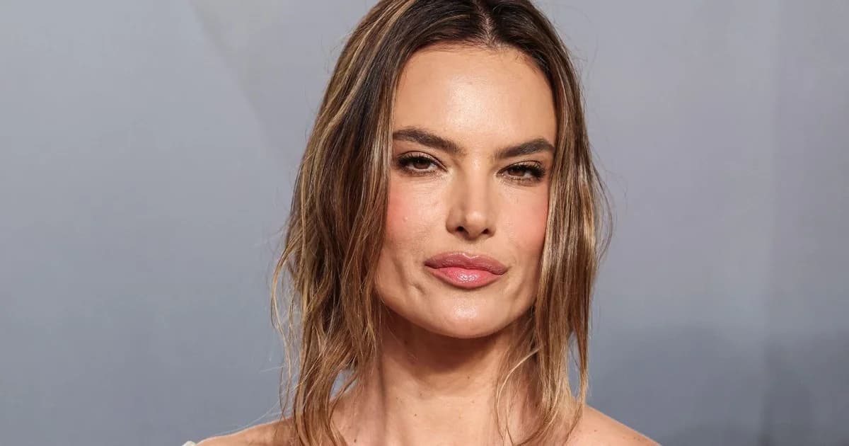 Alessandra Ambrosio: La coleta relajada como look de declaración