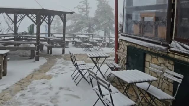 Χιονισμένη η Πάρνηθα: Ανοιχτά τα καταφύγια Μπάφι και Φλαμπούρι