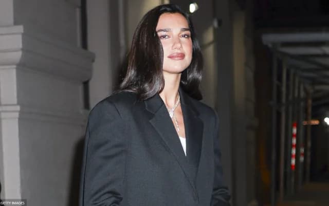 Dua Lipa trägt weißes Kleid bei Nespresso-Event