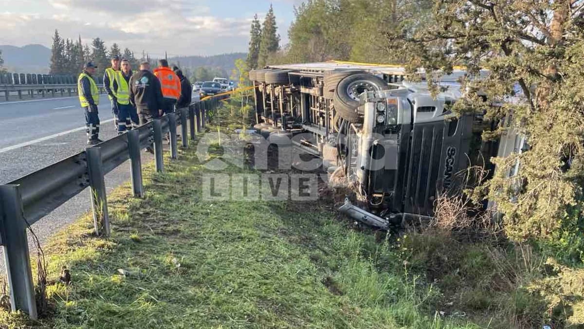 Θαύμα: Οδηγός φορτηγού σώθηκε μετά από ανατροπή στο highway