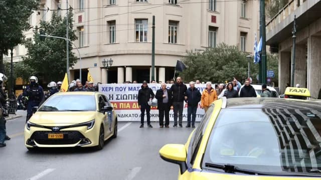Συνεχίζεται η απεργία των ταξί στην Αττική – Συγκέντρωση και πορεία προς τη Βουλή