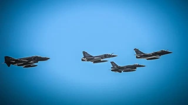 Testflüge von Kampfjets in Attika für die Parade am 25. März