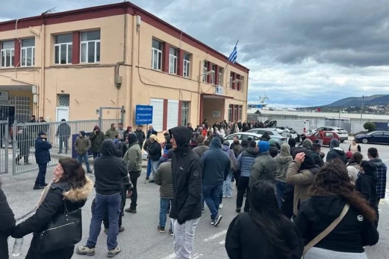 Λέσβος: Κτηνοτρόφοι απέκλεισαν το λιμάνι της Μυτιλήνης λόγω αδιάθετου γάλακτος