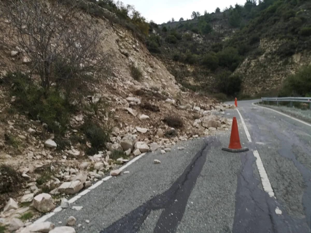Κατολισθήσεις σε Κάμπου-Ορκόντα: Κλειστή λωρίδα λόγω βροχοπτώσεων