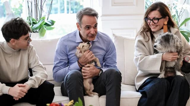 Μητσοτάκης υποδέχθηκε επαναπατρισθέντες και τα κατοικίδιά τους στο Μαξίμου
