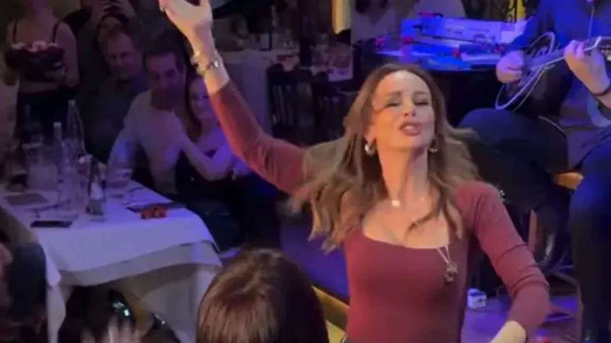 Μπέττυ Μαγγίρα: Εντυπωσιακό ζεϊμπέκικο σε νυχτερινή έξοδο