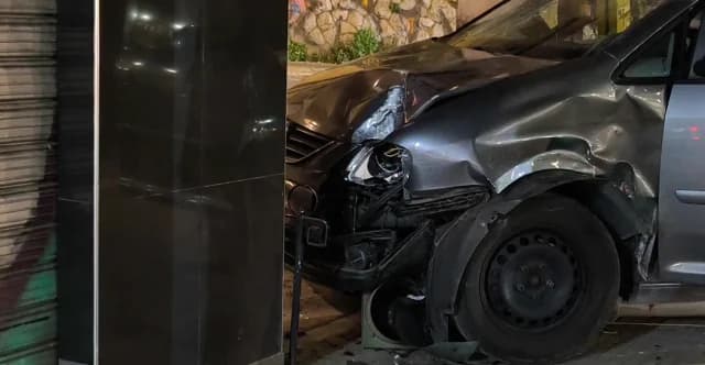 Αυτοκίνητο έπεσε σε καφετέρια στα Εξάρχεια, ένας τραυματίας