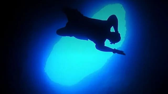 Dangerous 'Devil's Well' in Vouliagmeni: Diver Missing