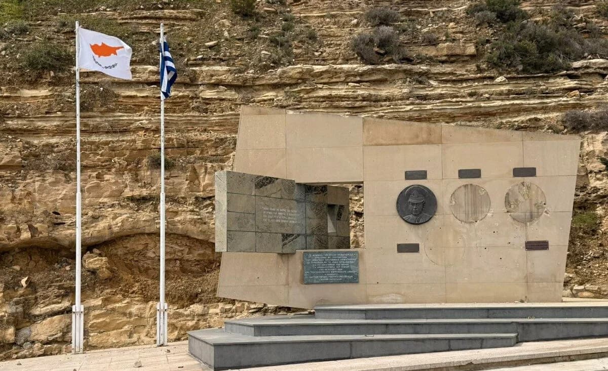 Limassol: Roban bustos de héroes en monumento de Germasogeia
