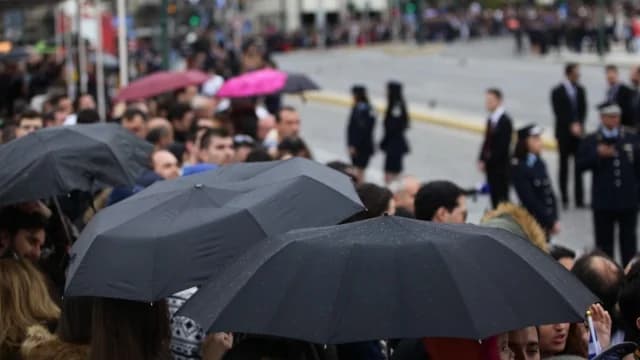 מזג אוויר: גשם ורוחות צפוניות, תהלוכות עם מטריות