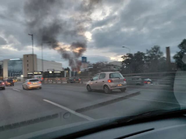 Feuer in Lagerraum in der Liosion Straße: Löschaktion