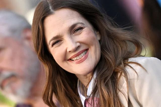 Drew Barrymore posa sin maquillaje a los 50 años