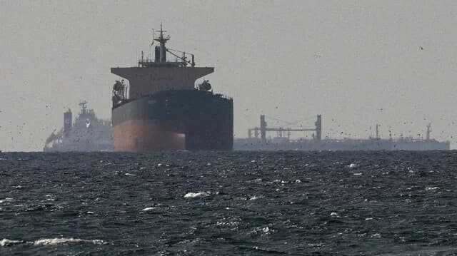 2.000 πλοία, 20.000 ναυτικοί εγκλωβισμένοι στα Στενά του Ορμούζ