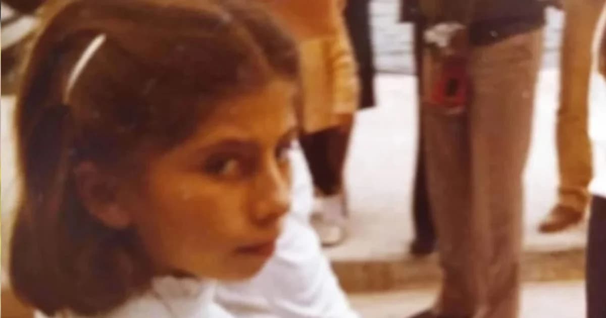 Η Ζήνα Κουτσελίνη μοιράζεται σπάνια φωτογραφία από μαθητική παρέλαση