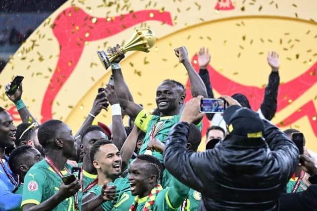Senegal Desfila con la Copa Africana en el Stade de France