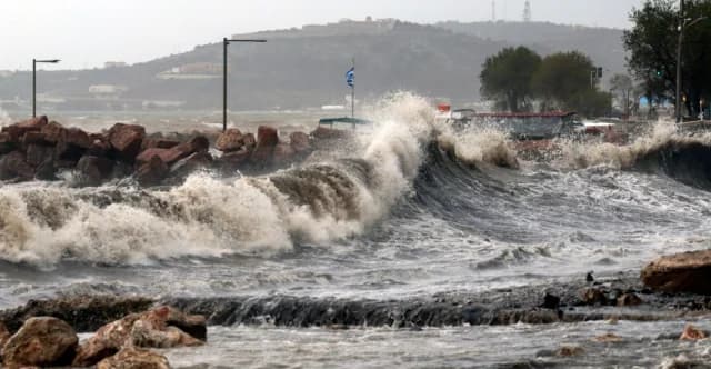 Unwetterwarnung: Starkregen und stürmische Winde in Attika und anderen Regionen erwartet