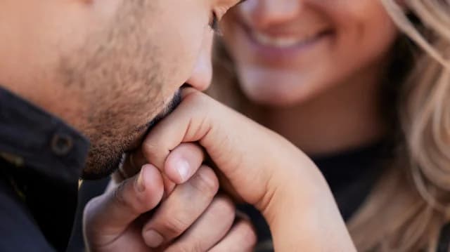 Spanien: Ungefragter Handkuss gilt als sexuelle Nötigung