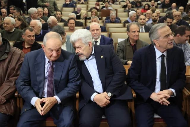 סמאראס וקאראמנליס בהצגת הספר של יאניס מזיס