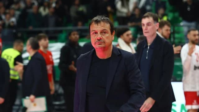 Ataman: "Olympiacos has two naturalized players, six foreigners and... three referees!"
