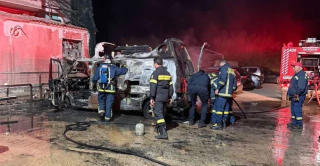 Συναγερμός στο Ηράκλειο: Αυτοκίνητα στις φλόγες στην Αμμουδάρα