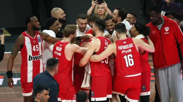 Olympiacos players give Larentzakis 'fatouro' after win against Panathinaikos